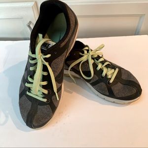 Nike Air Max S2S gray knit upper training shoe black trim and green laces Size 8